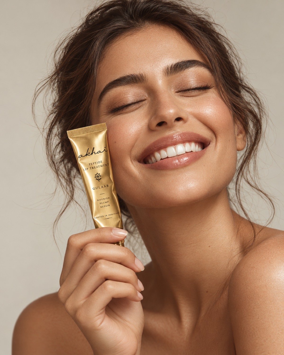 A model holding the Akhai gold tube
